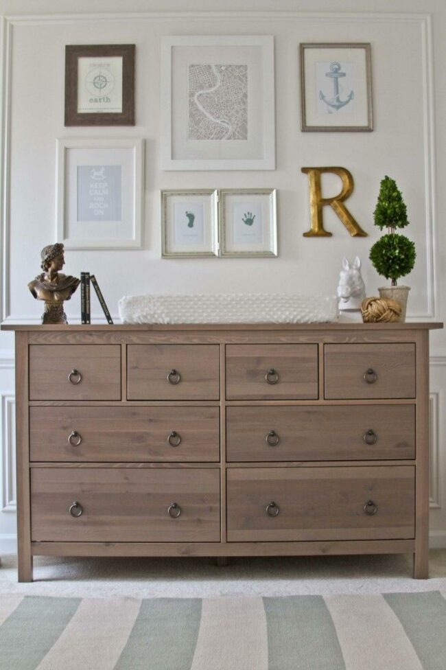 Golden "R" Anchors Neutral Scene